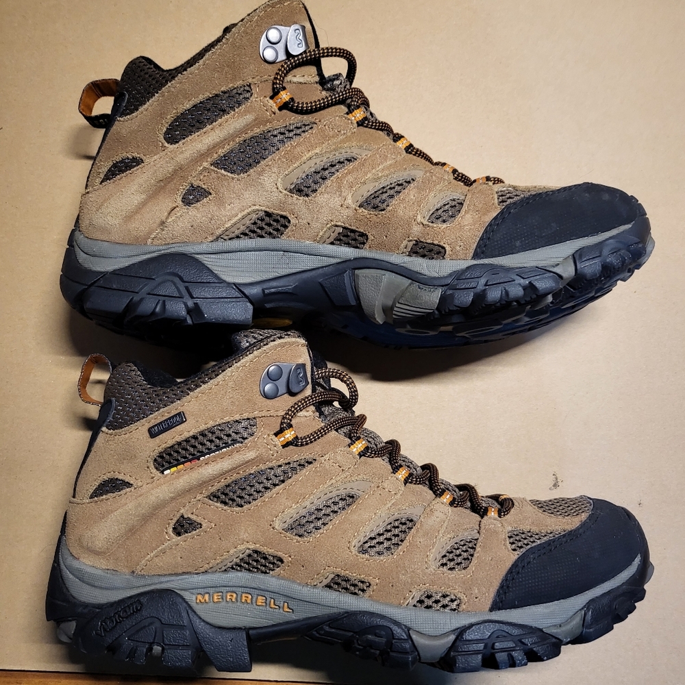 EUC Men's Moab 2 Mid Ventilator - Size 8.5 Men's